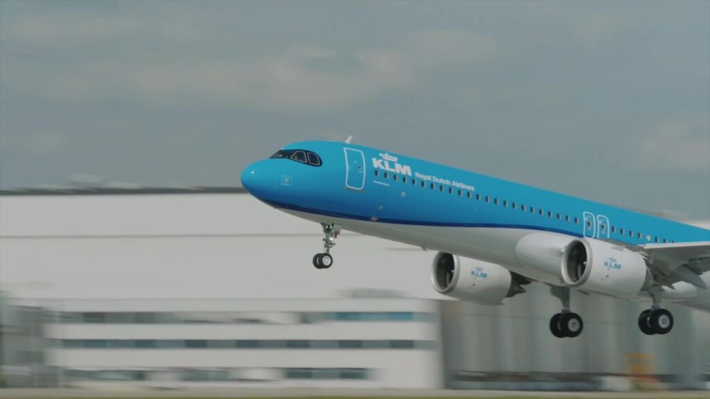 Een Airbus A321neo van KLM stijgt op