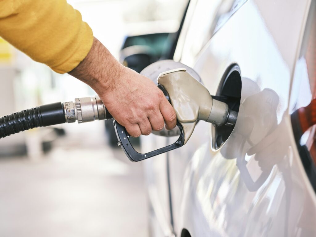 Een auto staat bij een tankstation langs de weg