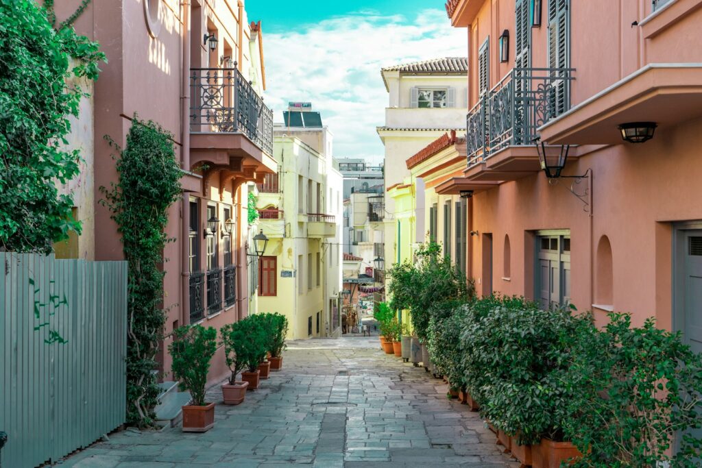Een straat in de oude wijk Plaka in Athene