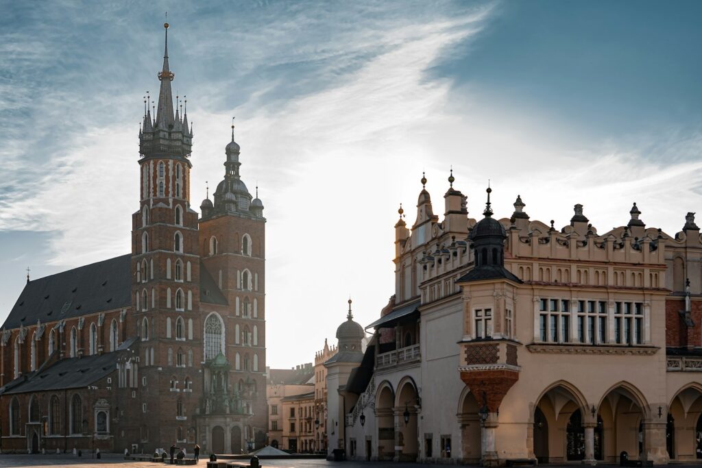 Het grote marktplein van Krakau met de Mariakerk in herfstlicht