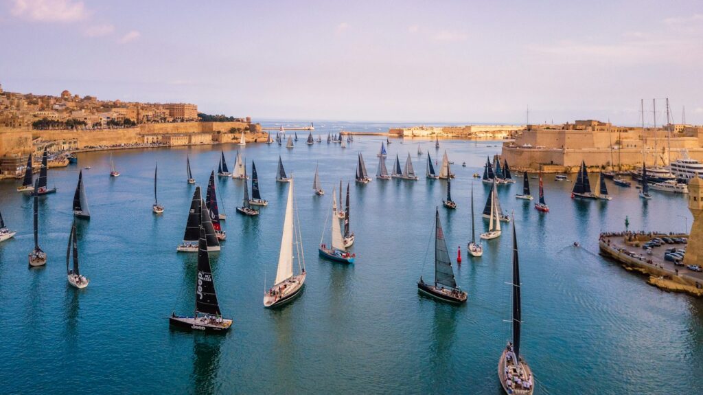 Het havenfront van Valletta op Malta in zacht middaglicht
