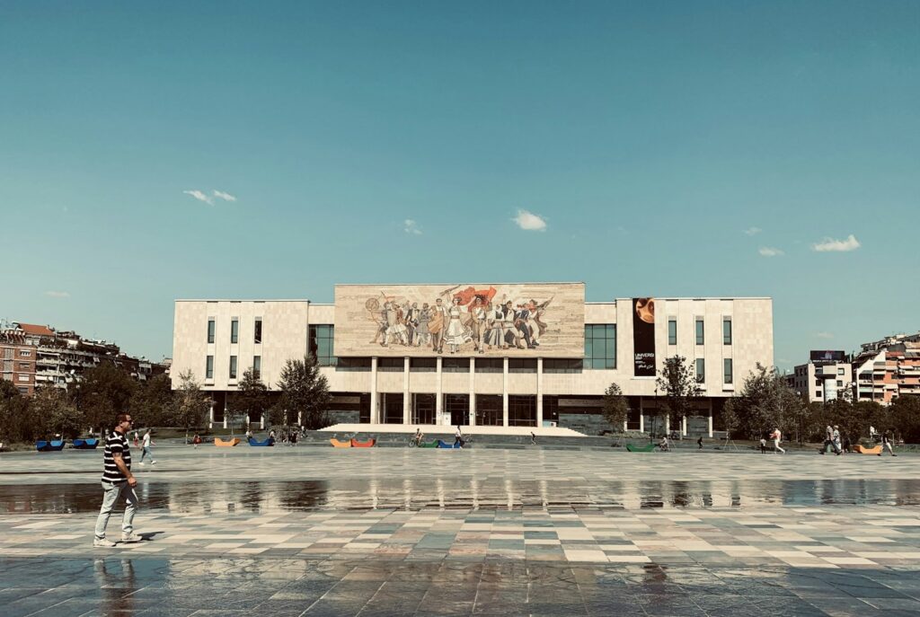 Het Skanderbegplein in het centrum van Tirana