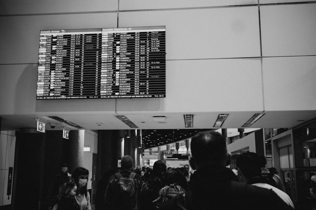 Vertrekbord op een luchthaven met vluchten naar Europese steden