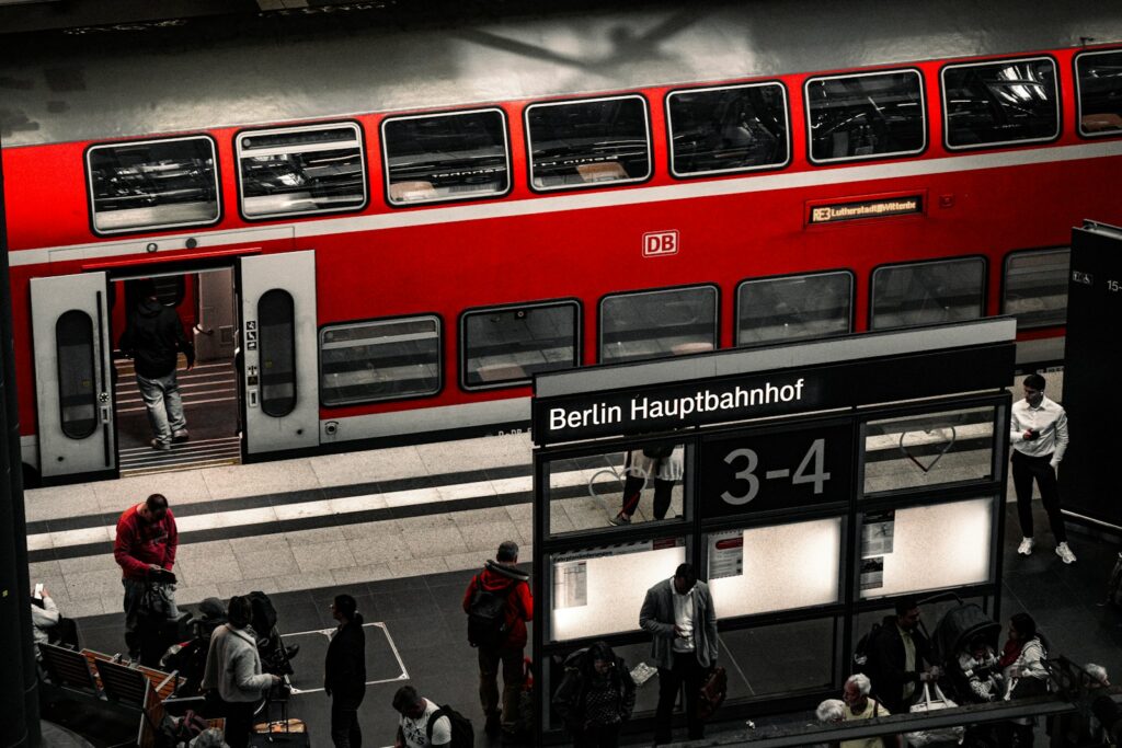 Perron van een Duits treinstation met een wachtende trein