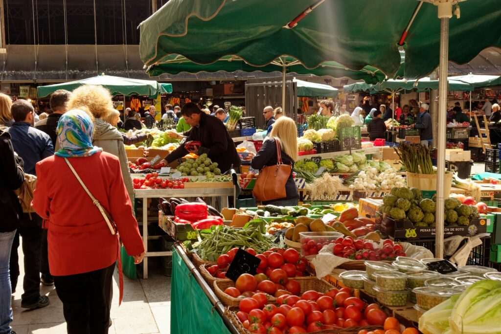 Kraampjes met verse groente en fruit in een overdekte markthal in Barcelona