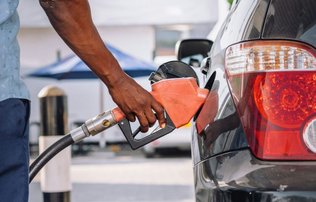 Auto bij een tankstation langs de snelweg tijdens het tanken