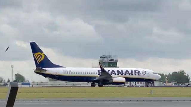 Toestel van Ryanair op de startbaan van de luchthaven Charleroi met de verkeerstoren erachter, uit een video van Aviation Addict
