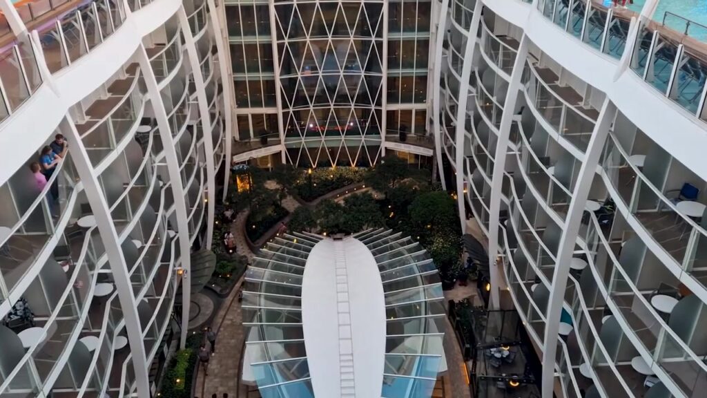 Het overdekte park midden op cruiseschip Oasis of the Seas