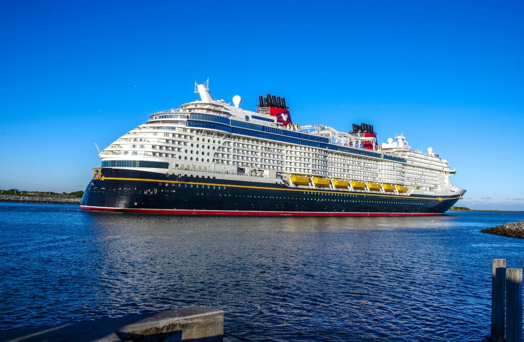 Cruiseschip aan de kade in een haven bij bewolkt weer