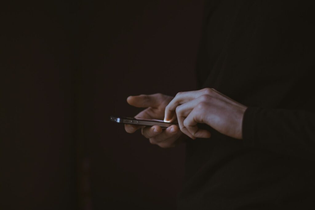 Smartphone met een verdacht bericht over een reisboeking