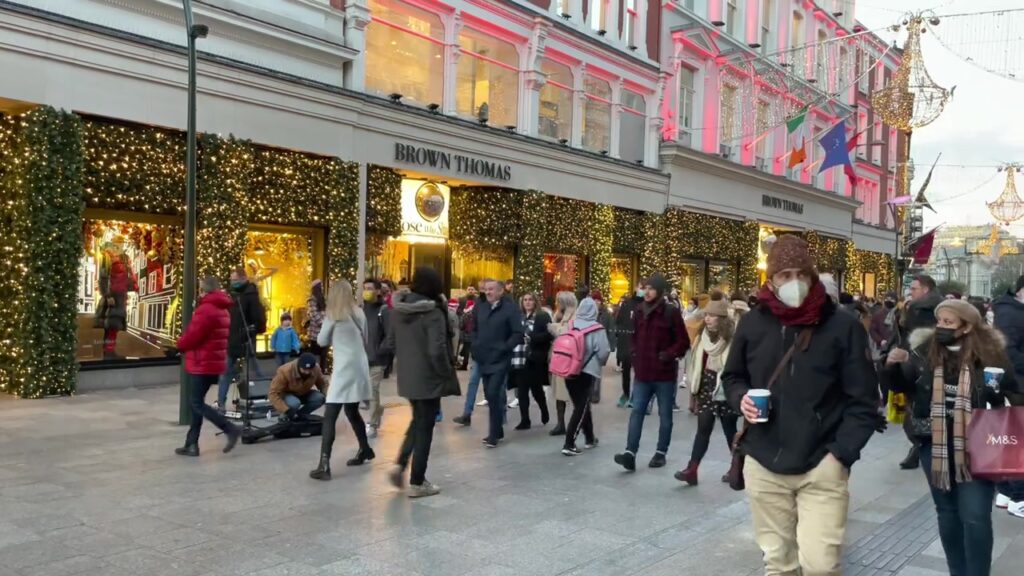 Kerstverlichting boven Grafton Street in Dublin met winkelend publiek