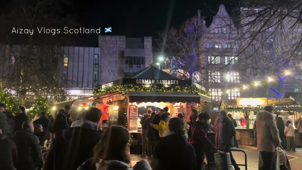 Kerstmarkt in East Princes Street Gardens in Edinburgh bij avond