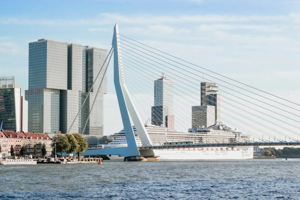 Cruiseschip aan de Cruise Terminal Rotterdam bij de Erasmusbrug