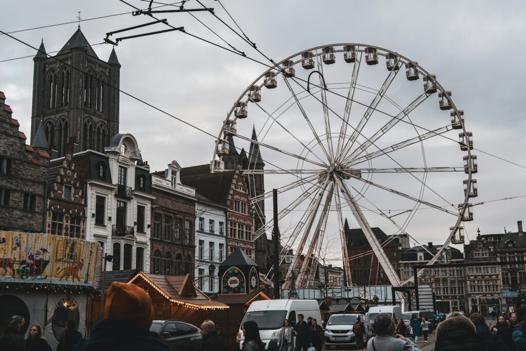 Kerstverlichting en kraampjes in de historische binnenstad van Gent op een decemberavond