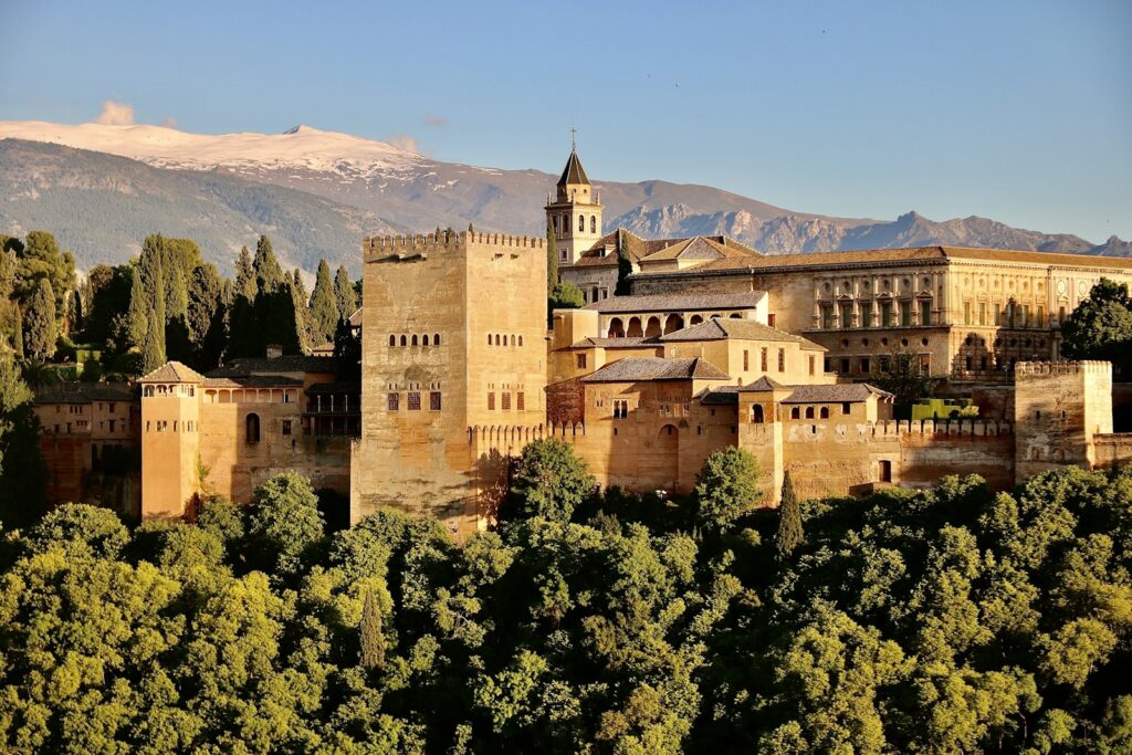 Het Alhambra op een heuvel in Granada met de bergen van de Sierra Nevada op de achtergrond