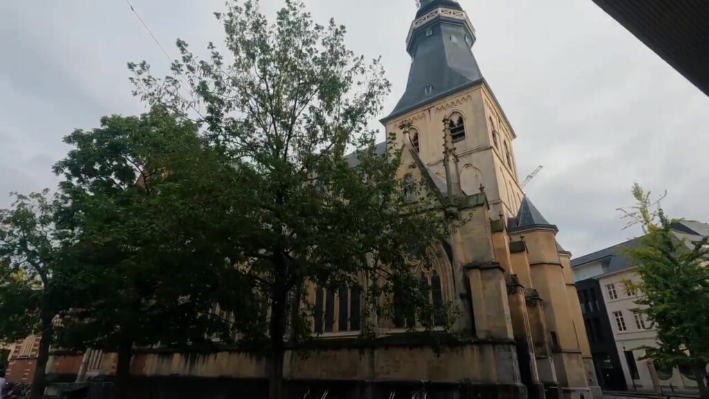 Toren van de Sint-Quintinuskathedraal in het centrum van Hasselt
