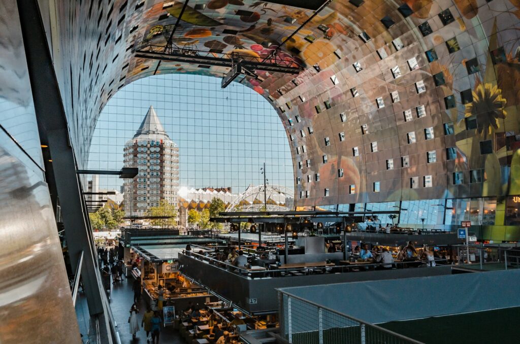 Overdekte Markthal in Rotterdam met kraampjes en bezoekers