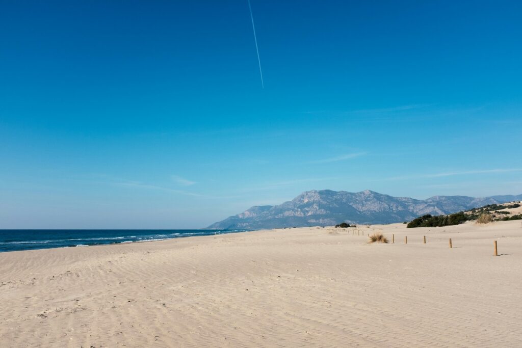 Zonnig strand aan de Middellandse Zee met helder water in de herfst