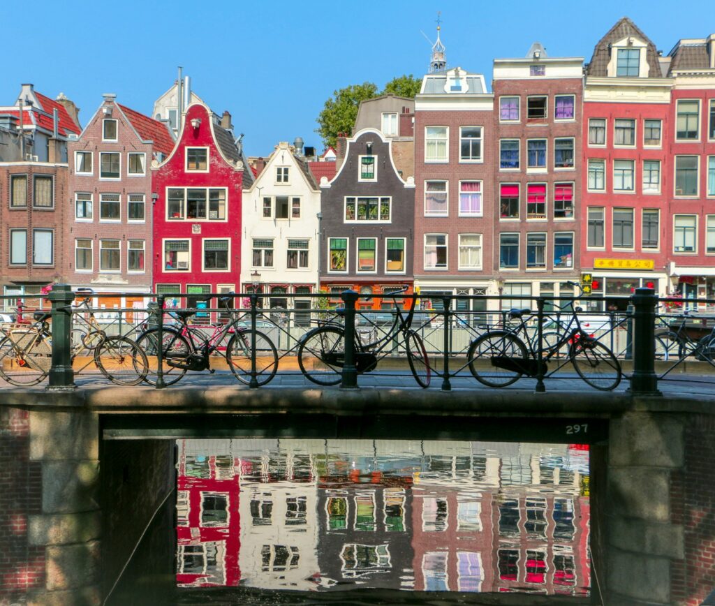 Grachtenpanden met hotels aan een Amsterdamse gracht in de herfst