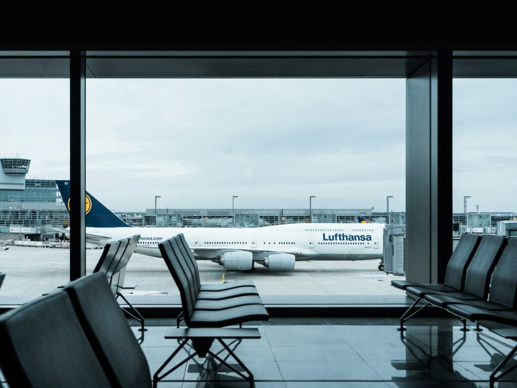 Reiziger haalt de sleutels van een huurauto op bij de verhuurbalie op een luchthaven