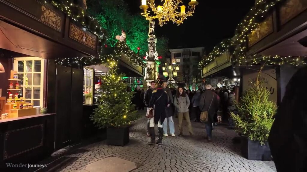 Verlichte kerstmarkt op de Alter Markt in Keulen
