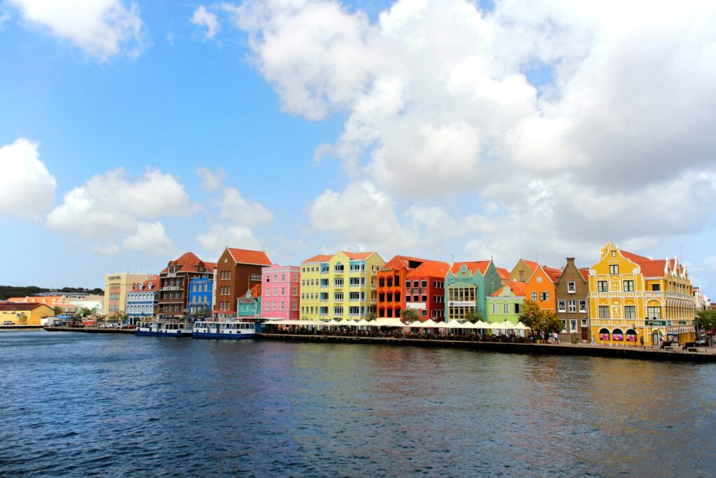 Kleurrijke gevels aan de waterkant van Willemstad op Curaçao