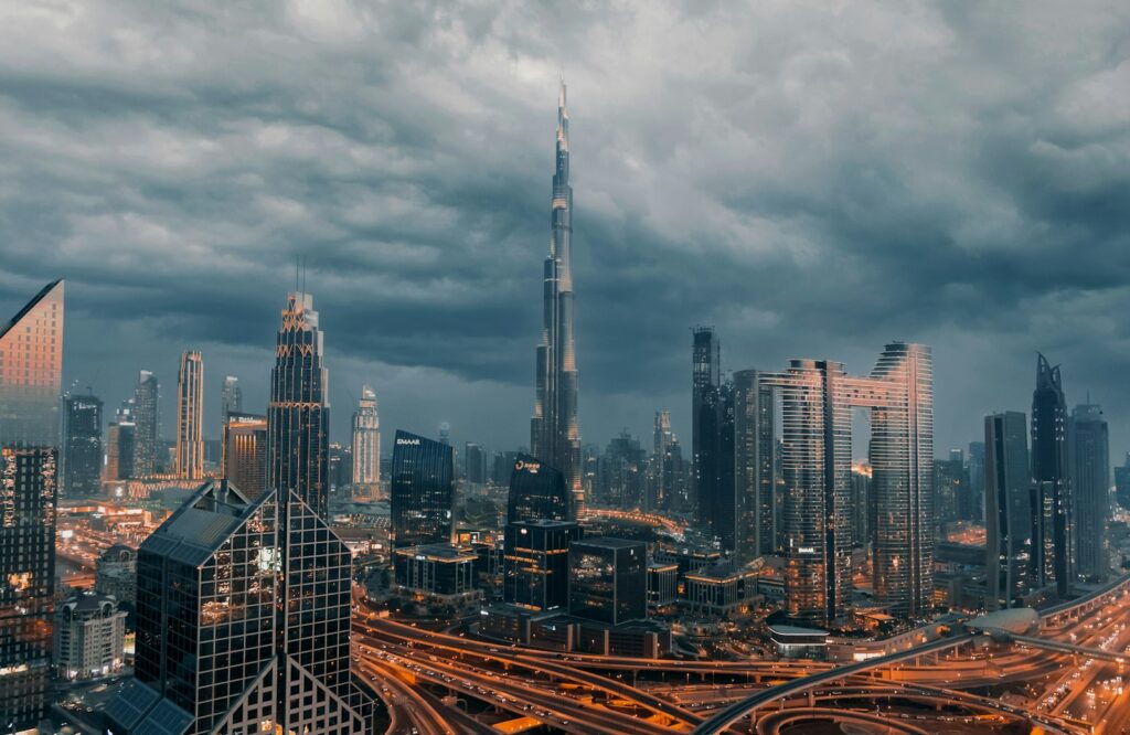 Skyline van Dubai bij schemering vanaf de waterkant