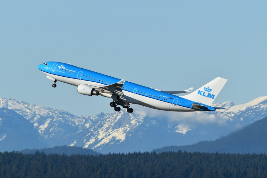 Toestel van KLM op het platform van Schiphol