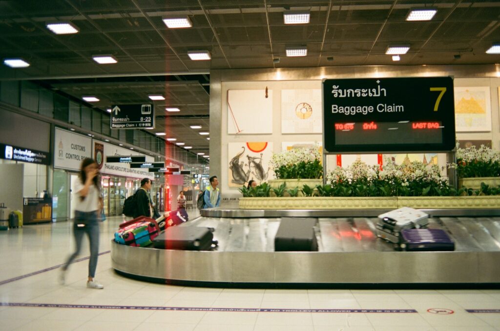 Koffers op een bagageband in de aankomsthal van een luchthaven