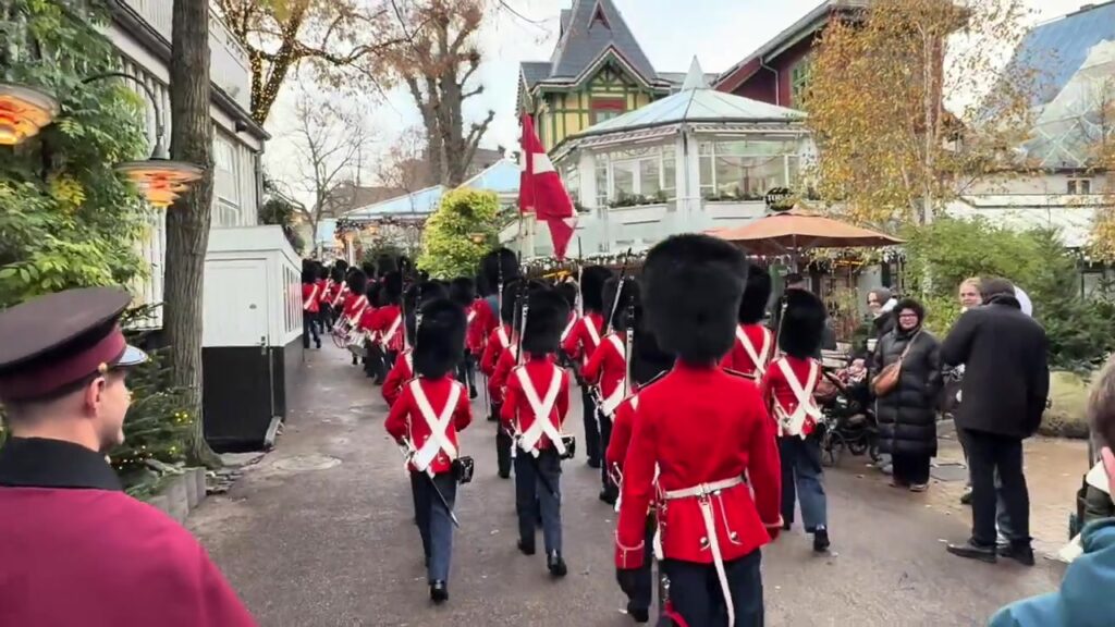 Tivoli Garde marcheert door het kerstversierde Tivoli in Kopenhagen