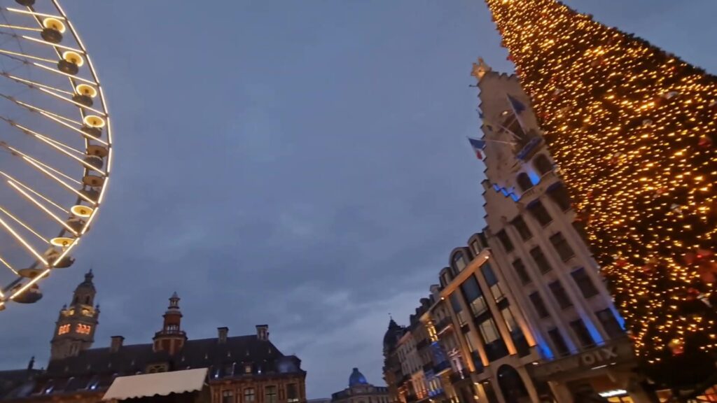 Reuzenrad en verlichte kerstboom op de Grand Place van Lille