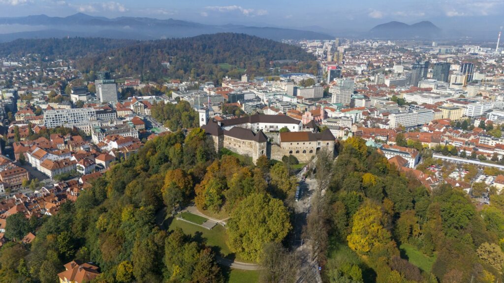 Ljubljanica met de oude binnenstad van Ljubljana in herfstkleuren