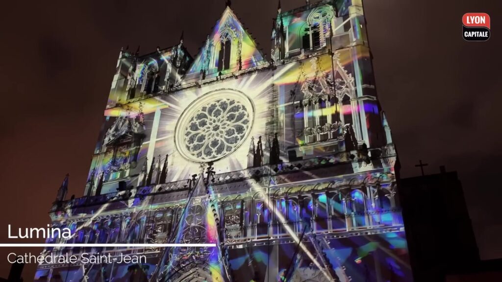 Lichtprojectie op de gevel van de Cathédrale Saint-Jean tijdens de Fête des Lumières in Lyon