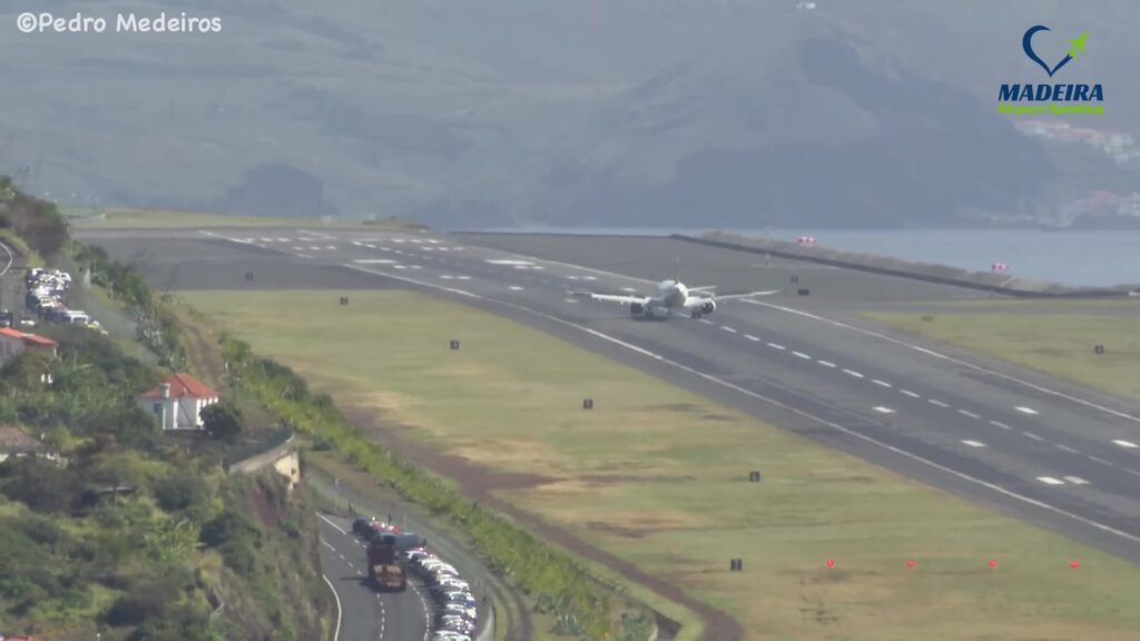 Vliegtuig op de landingsbaan van de luchthaven van Funchal langs de kust van Madeira