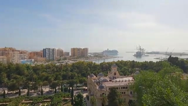 Uitzicht vanaf de Alcazaba over het groen van Málaga, het stadhuis en de haven, uit een video van Walking on Sunshine