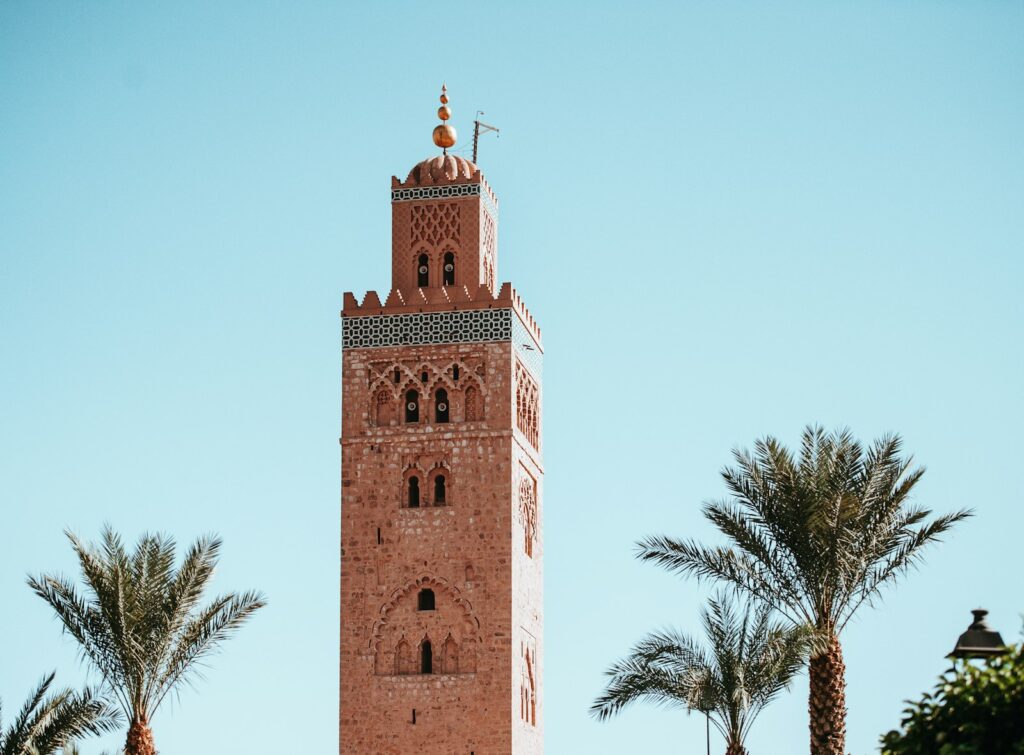 De Koutoubia-moskee in Marrakech met palmen ervoor