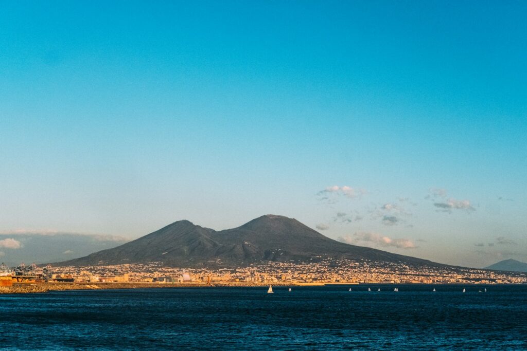 Uitzicht over de baai van Napels met de Vesuvius op de achtergrond