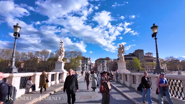 Wandelaars in jassen op de Ponte Sant'Angelo in Rome met engelenbeelden en lantaarns, uit een video van 4K Endless Journey