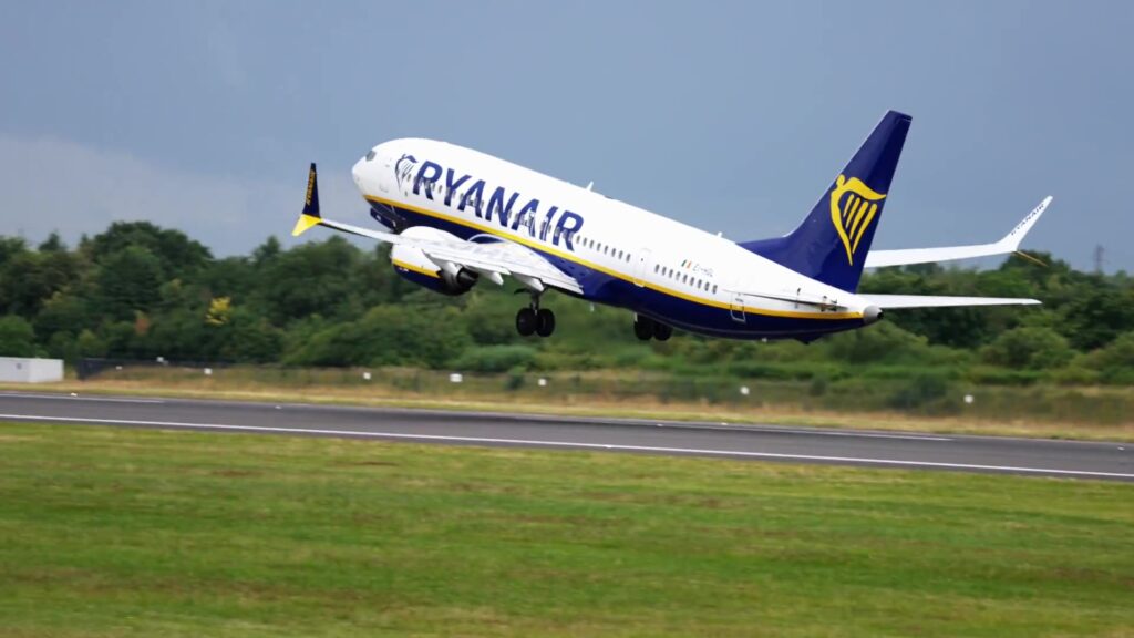 Een Boeing 737 van Ryanair stijgt op van een startbaan