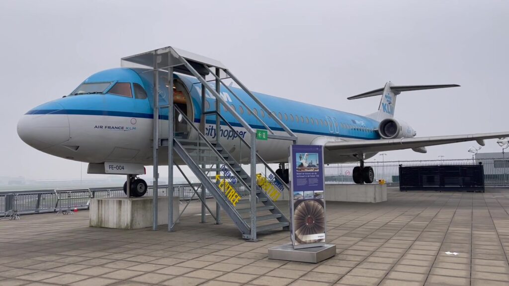 De oude Fokker 100 van KLM op het panoramaterras van Schiphol