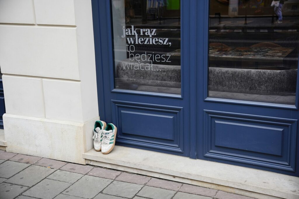 Wandelaar op sneakers op een geplaveide straat in een Europese oude stad
