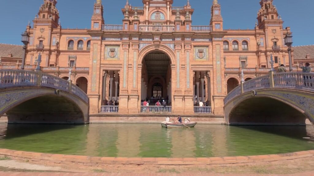 Plaza de España in Sevilla met de bruggen en een roeibootje in het kanaal