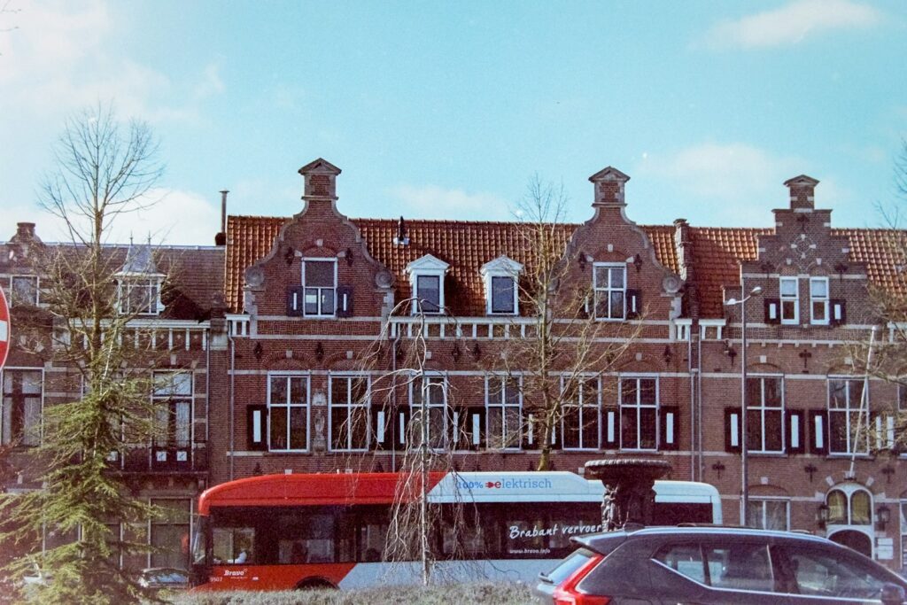 Lege bushalte bij een regionaal busstation in Nederland