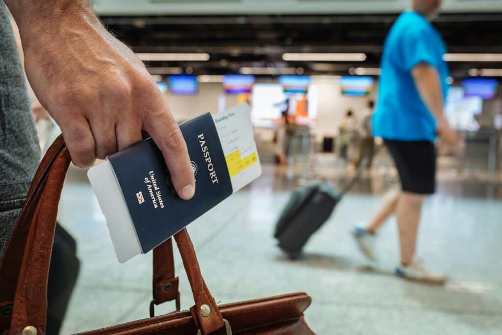 Reizigers in de rij bij de paspoortcontrole op een luchthaven