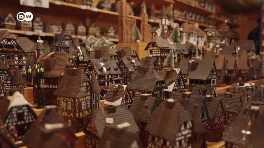 Kraam op de kerstmarkt van Straatsburg met Elzasser vakwerkhuisjes en een model van de kathedraal
