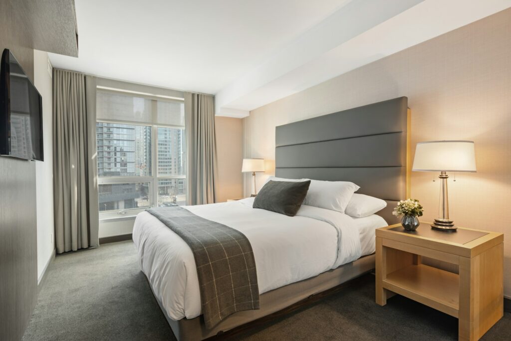 Opgemaakt tweepersoonsbed in een hotelkamer