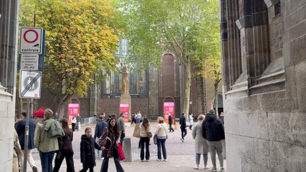 Domplein in Utrecht met zicht op de Domkerk
