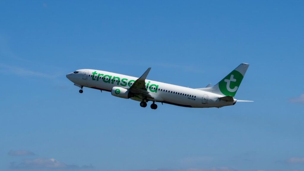 Vliegtuig van Transavia op het platform van een Nederlandse luchthaven