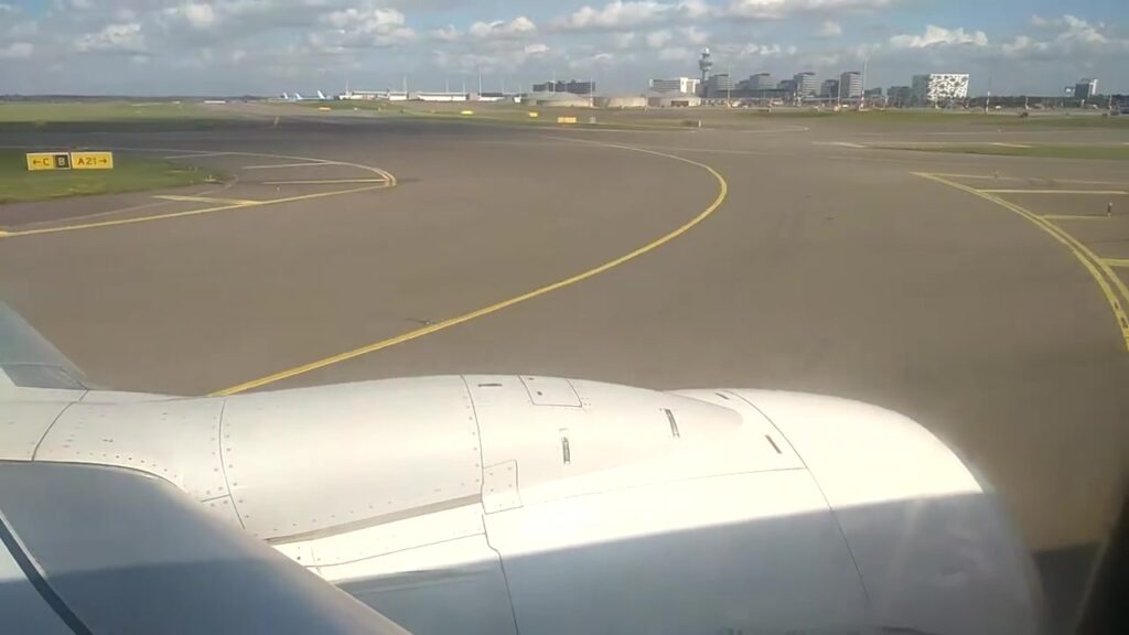 Uitzicht vanuit een Transavia-toestel op Schiphol na de landing