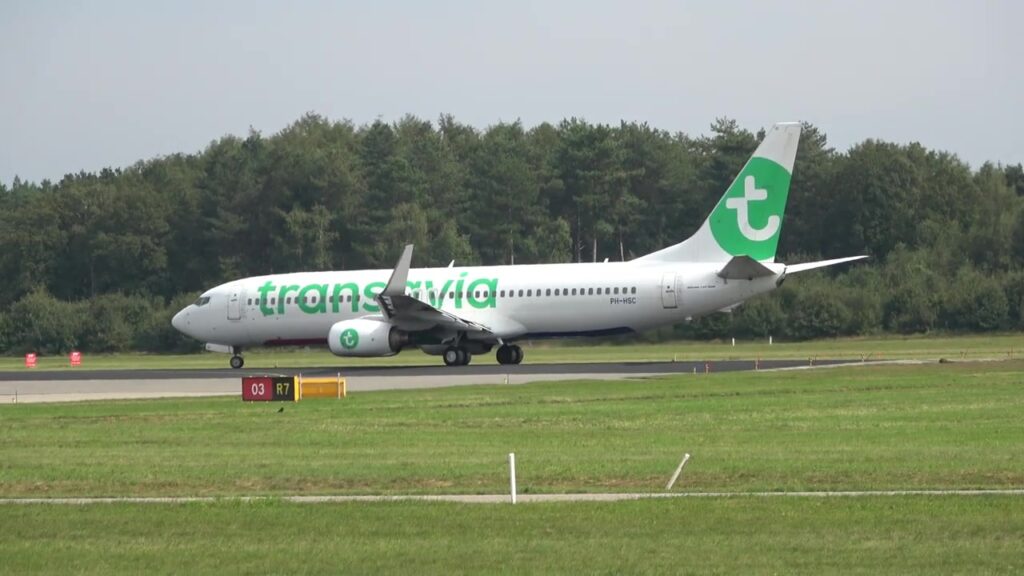 Toestel van Transavia op de baan van Eindhoven Airport